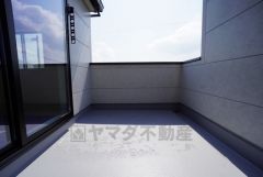 幅広のインナーバルコニーは多少の雨でも洗濯物を守ってくれ、家事を助けてくれること間違いなし。眩しすぎる日差しも和らげます。