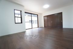 家族が集まる開放的なリビング。思い思いの時間を過ごしたり食事をしたり、素敵な団らんの場になりますね。