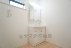 三面鏡裏収納付き洗面化粧台です＾＾ 歯磨きセットやスキンケア用品などの収納に便利ですね。 ランドリースペース上部には窓も付いており換気に便利です＾＾