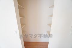 キッチン横にパントリーあり＾＾長期保存ができるもの、調理器具、防災グッズを入れておくのもいいですね。
