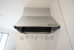 コンロ上には換気扇完備＾＾調理時の蒸気や匂いが換気扇に誘導され、効率的に排煙ができます＾＾