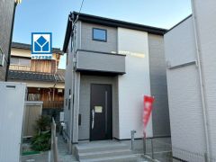  バス停「皿山1丁目」まで徒歩:5分。 スーパーまで徒歩7分。 カースペースは停めやすい並列駐車2台付き。