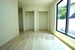 主寝室としても利用できる洋室は、日当たり、風通し良好です。温かい光の差し込むゆとりのある居室をぜひ現地にてご確認くださいませ。