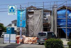 西鉄バス「松ケ丘団地」停まですぐ＾＾（42ｍ歩1分）。大橋駅行き＾＾春日南中学校（歩5分）＾＾業務スーパー塚原台店（車3分/550ｍ）＾＾