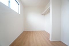 家具を選ばないナチュラルなフローリングとシンプルなクロスで、住む人のこだわりを活かす洋室＾＾広めのクローゼットもあり荷物もすっきり片付けられ、ゆとりのある暮らしが出来ます＾＾