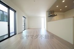 大きな掃き出し窓のあるリビングは、陽光あふれる明るい空間です。ゆったりと寛げる憩いの場となりそうです。