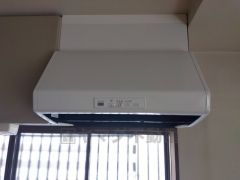 レンジフード。調理中に出る湯気や油分などを効率よく外に逃がしてくれます。