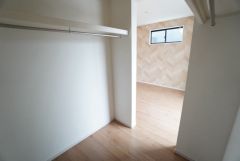 収納力豊富なウォークインクローゼット。洋服や小物などを1箇所にまとめて美しい収納を実現します。スーツケースのような大型の荷物も置けます＾＾