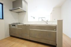 収納も、作業スペースも広々と設けられた使いやすいシステムキッチンです＾＾カウンターキッチンなので、ご家族と会話をしながら楽しくお料理ができます＾＾