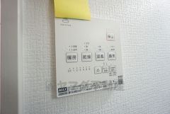 浴室暖房乾燥機には、暖房、乾燥、涼風、換気の4つの機能が付いています。タイマー付きです。