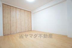 7帖洋室。 家具を選ばないナチュラルなフローリングとシンプルなクロスです＾＾広めのクローゼットもあり荷物もすっきり片付けられ、ゆとりのある暮らしが出来ます＾＾