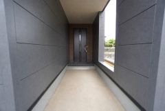 玄関には屋根があるので雨の日も安心してカバンの中から鍵が探せますね＾＾ 玄関は奥まっていて、人の出入りが見えにくいので防犯面も安心です。