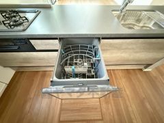炊事時間を大幅に短縮できる食器洗浄乾燥機付き＾＾食器を洗う手間が減るので家族とのコミュニケーションの時間や自分の時間が増えますね＾＾