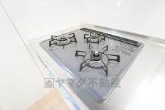 3種類の料理が同時に調理できる、3口ガスコンロ。忙しい夕食の支度時間が短縮できて効率よくお料理が楽しめます。