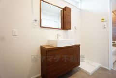 三面鏡裏収納付き洗面化粧台です＾＾ 歯磨きセットやスキンケア用品などの収納に便利ですね。脱衣スペースも広々と確保されていて嬉しいですね＾＾