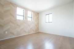 7帖洋室。主寝室としてお使いいただけそうなこちらのお部屋は、日当たりが良く、爽やかな風を感じて起きる朝は、快適生活の始まりに。