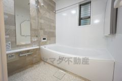 1日の疲れを癒すくつろぎのバスルーム。足を伸ばしてもゆったりと入れるサイズです。お子様と一緒にお風呂に入っても狭くないですね＾＾