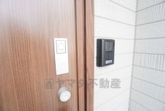 スマートキー搭載の玄関扉です＾＾お買物帰りの荷物が多い時やお子様を抱いているときなど施錠・解錠がスムーズにできるのが嬉しいポイントです＾＾