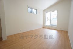バルコニーに面した洋室。開放感あふれる勾配天井。