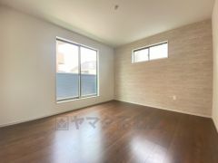 7.51帖。主寝室としてお使いいただけそうなこちらのお部屋は、日当たりが良く、爽やかな風を感じて起きる朝は、快適生活の始まりに。アクセントクロスでお洒落な空間＾＾