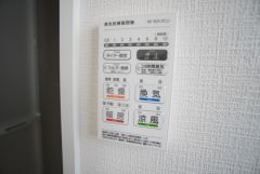 浴室暖房乾燥機には、暖房、乾燥、涼風、換気の4つの機能が付いています。タイマー付きです。換気・雨の日の洗濯も安心です＾＾