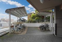 屋根付き駐輪場なので、雨の日も自転車を安心して保管できます。通勤・通学に自転車を使う方にも便利です＾＾