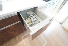 食事の後の手間を解消する食器洗い乾燥機付。冬場の洗い物で手荒れの悩みもなくなります。手洗いよりも節約できて便利。