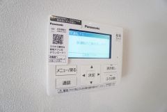 キッチン横からお湯張り、追い炊き、足し湯がボタン一つで楽々操作できる給湯機リモコンです。忙しい夕飯準備の時間帯に重宝しますね。