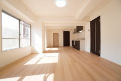 大きな掃き出し窓のあるリビングは、陽光あふれる明るい空間です。ゆったりと寛げる憩いの場となりそうです。 
