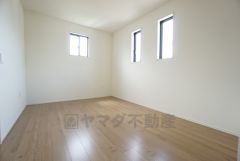 2面採光で明るい洋室。