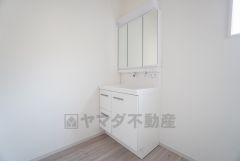 三面鏡裏収納付き洗面化粧台です＾＾ 歯磨きセットやスキンケア用品などの収納に便利ですね。 生活感も隠すことができ、来客時にも安心です。