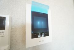 防犯はもちろん、セールスマン対策にもなるモニター付きインターホンです。 来訪者の顔が見えるので安心ですね＾＾