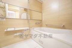 1日の疲れを癒すくつろぎのバスルーム。雨の日のお洗濯にも嬉しい浴室乾燥付き。換気機能付きなのでお風呂のカビ予防にもなります＾＾ 