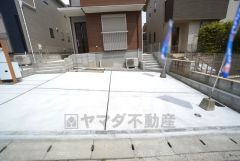 駐車スペースはゆとりある2台分を確保。マイカー用に、お客さま用に、余裕を持ってご利用いただけます＾＾ 