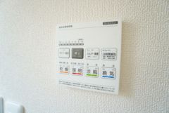 雨の日の洗濯も安心できる浴室暖房乾燥機付き浴室。リモコンで操作もボタン1つで簡単。
