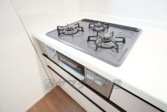 3種類の料理が同時に調理できる、3口ガスコンロ。忙しい夕食の支度時間が短縮できて効率よくお料理が楽しめます。