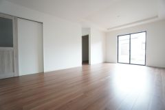 大きな窓のあるリビングは、陽光あふれる明るい空間です。居心地良く、ご家族皆がゆったり寛げる憩いの空間となりそうです。