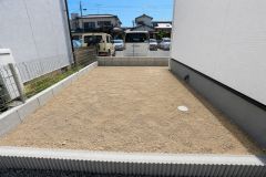 広々としたお庭付き＾＾ 家庭菜園やガーデニングはもちろん、お子さまの外遊びの場としても＾＾ イスやテーブルを置いて、くつろぎのアウトドア空間としても楽しめます＾＾