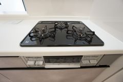 効率よくお料理ができそうな三口コンロです。