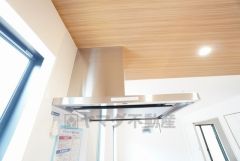 コンロ上には換気扇完備＾＾すぐ横に小窓が設けられているので、換気扇と合わせてWで換気できます＾＾