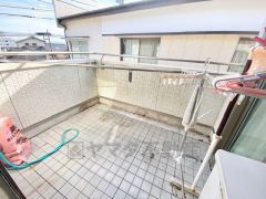 広々としたバルコニー。お洗濯やお布団干しはもちろん、日光浴スペースにも＾＾ 天気のいい日にはお布団もまとめて干せそうですね＾＾ 