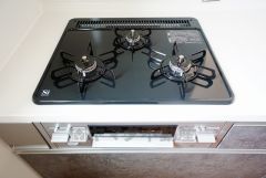 お手入れのしやすいIHクッキングヒーターです。 3口コンロなので、効率よくお料理が楽しめます。毎日のお料理も楽しくなりますね＾＾