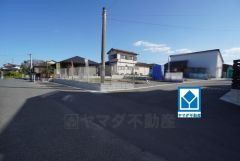 現地（2025年11月）撮影。 全面道路。南西側約6ｍ公道。北側約6.5ｍ公道。