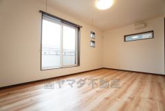 9帖。 主寝室としてお使いいただけそうなこちらのお部屋は、日当たりが良く、爽やかな風を感じて起きる朝は、快適生活の始まりに。