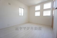 5.25帖。2面採光を確保した明るい室内は、風通しも良く、大変居心地の良い空間となっております。日当たりがよく、子供部屋としての利用もおすすめ。