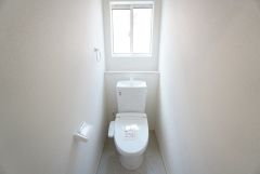 ウォシュレット、暖房便座、節電・節水機能など、使い勝手のよい高機能トイレです。 上部には収納棚が付いています＾＾