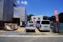 並列2台・1台駐車の計3台駐車。急な来客時やお子様が成人して車を所有するようになっても安心＾＾