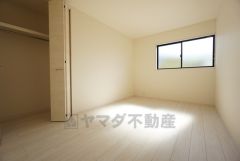 家具を選ばないナチュラルな色合いの壁紙とフローリングです＾＾