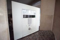 防犯性もばっちり、TVモニター付きインターホン完備。来訪者の顔が見えるので、安心＾＾お子さん1人での留守番時にも活躍しそうです。