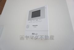 防犯はもちろん、セールスマン対策にもなるモニター付きインターホンです。 来訪者の顔が見えるので安心ですね＾＾